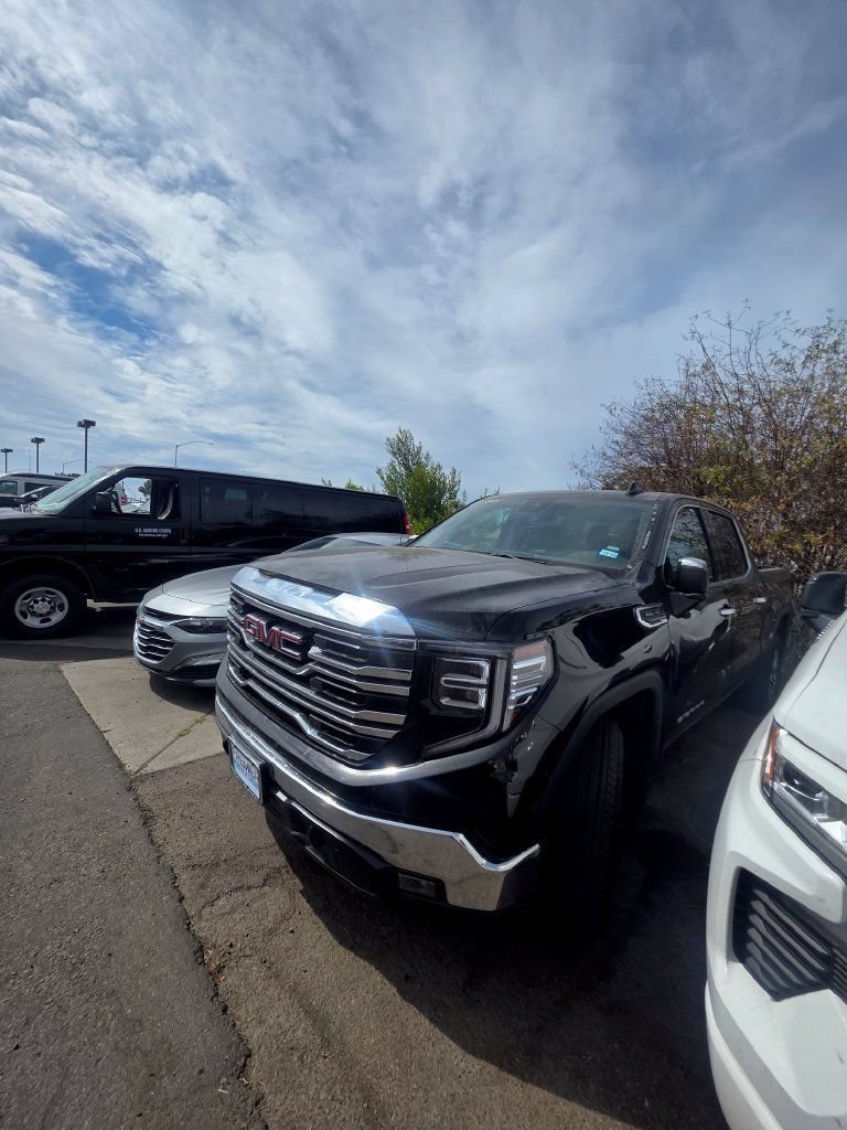Used 2025 GMC Sierra 1500 SLT RWD image 1