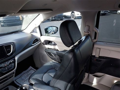 Used 2022 Chrysler Pacifica Touring-L image 11