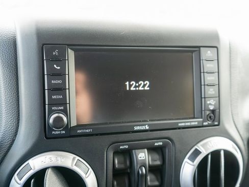 Used 2017 Jeep Wrangler Unlimited Rubicon w/ Connectivity Group image 24