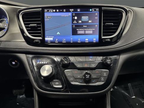 Used 2023 Chrysler Pacifica Limited w/ Uconnect Theater Family Group image 9