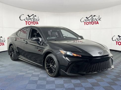 Used 2025 Toyota Camry SE w/ Convenience Package image 3