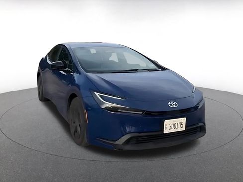 Used 2025 Toyota Prius LE image 3