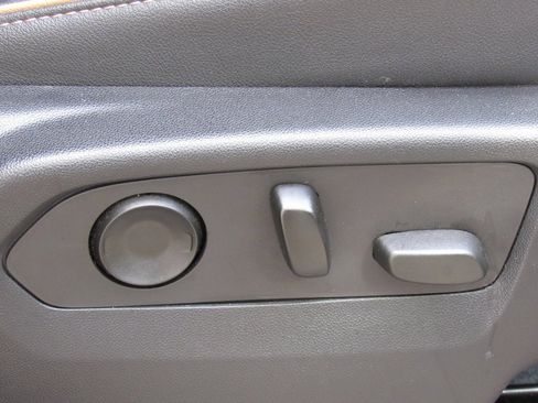 Used 2023 GMC Yukon XL AT4 w/ AT4 Premium Package image 21