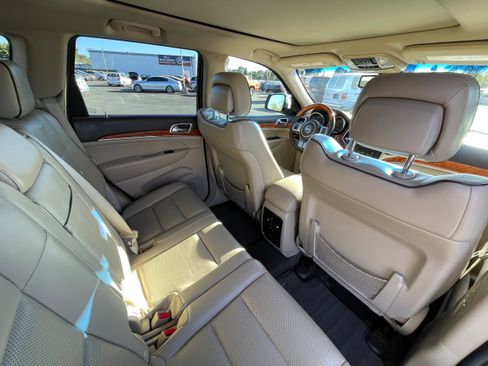 Used 2012 Jeep Grand Cherokee Overland w/ Trailer Tow Group IV image 27