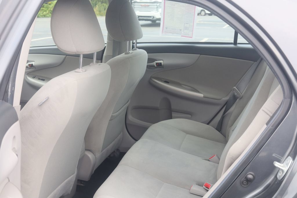 Used 2013 Toyota Corolla LE FWD image 19
