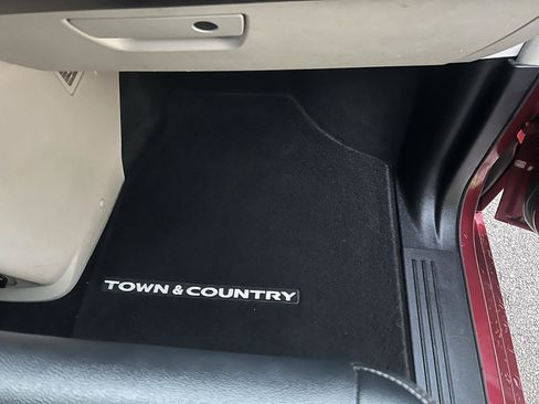 Used 2013 Chrysler Town & Country Touring FWD image 19