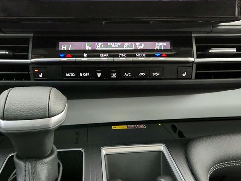 Used 2025 Toyota Sienna XLE image 32