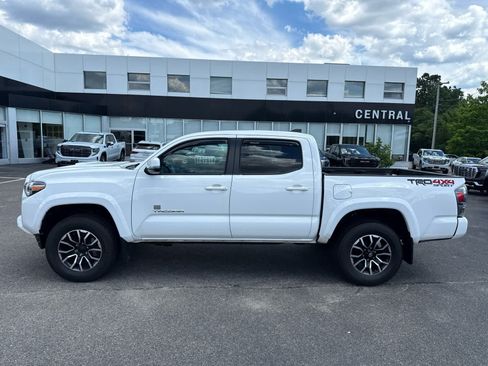 Used 2022 Toyota Tacoma TRD Sport AWD/4WD image 2