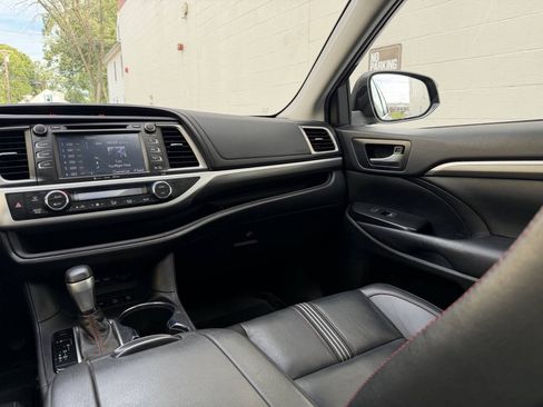 Used 2019 Toyota Highlander SE AWD/4WD image 29