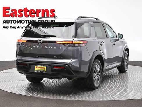 Used 2024 Nissan Pathfinder SV image 5