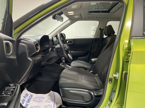 Used 2023 Hyundai Venue SEL image 19