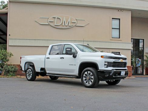 Used 2025 Chevrolet Silverado 2500 Custom w/ Custom Value Package AWD/4WD image 5