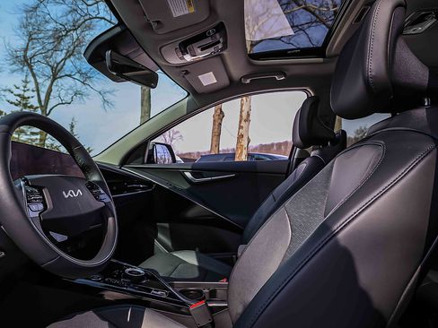 Certified 2024 Kia Niro Wave image 8