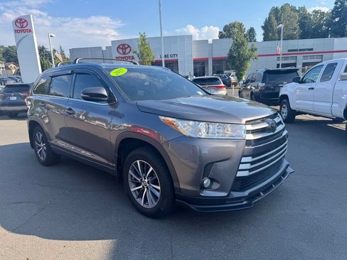 Used 2017 Toyota Highlander XLE AWD/4WD image 1