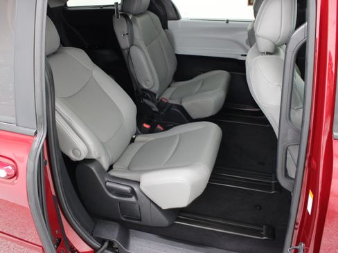 Used 2026 Toyota Sienna XLE FWD image 36