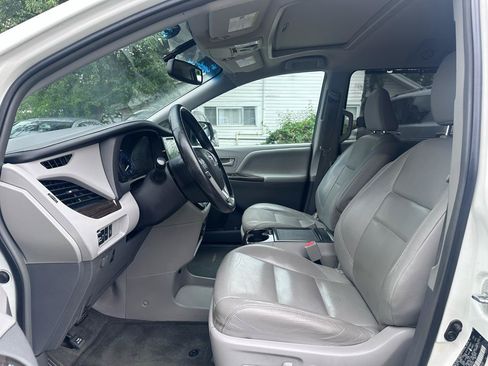 Used 2015 Toyota Sienna XLE w/ XLE Navigation Package FWD image 10