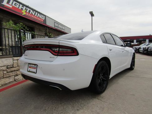 Used 2015 Dodge Charger SXT image 4