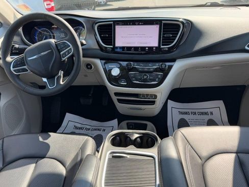 Used 2024 Chrysler Pacifica Touring-L FWD image 12