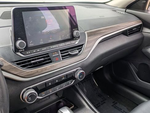 Used 2025 Nissan Altima 2.5 SV FWD image 15