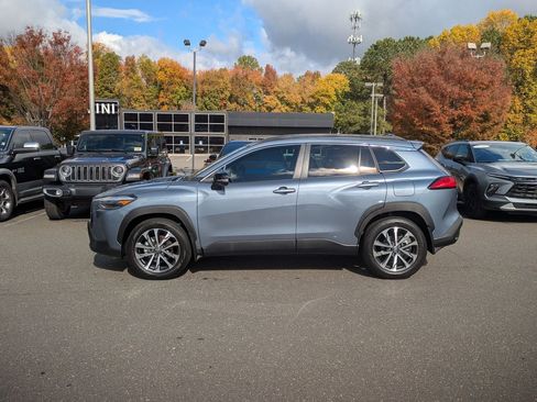 Used 2025 Toyota Corolla Cross XLE image 8