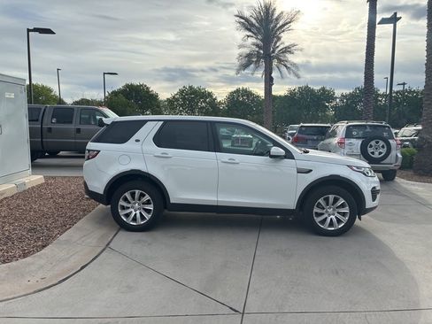 Used 2017 Land Rover Discovery Sport SE image 2