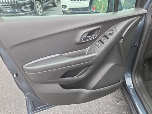 Used 2022 Chevrolet Trax LT w/ Sport Edition FWD image 15
