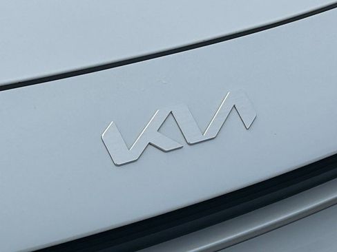 Used 2024 Kia Niro EX w/ EX Cold Weather Package image 10