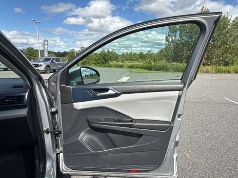 Used 2023 Volkswagen Taos SE w/ Panoramic Sunroof Package AWD/4WD image 16
