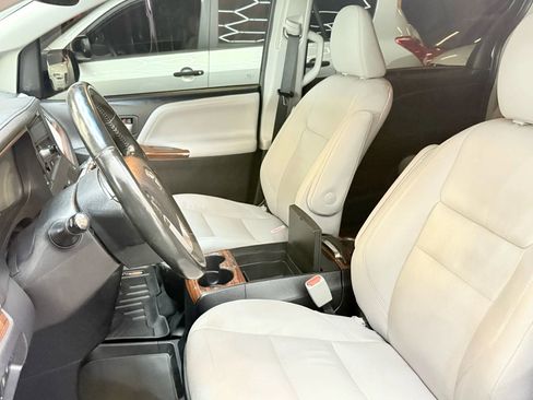 Used 2017 Toyota Sienna Limited Premium image 11