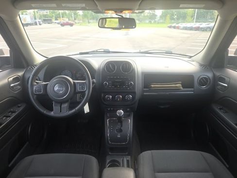 Used 2015 Jeep Patriot Latitude AWD/4WD image 17