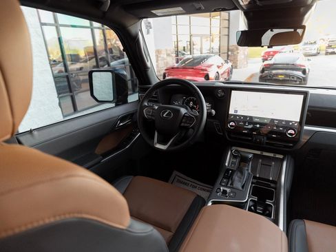 Used 2024 Lexus GX 550 image 25