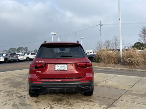 Used 2021 Mercedes-Benz GLB 250 4MATIC image 9