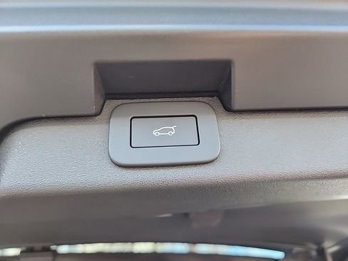 New 2024 Land Rover Discovery Dynamic SE image 14