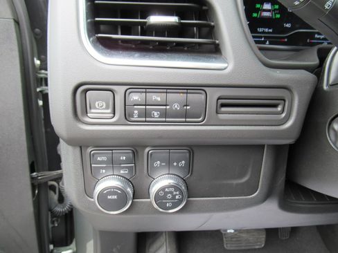 Used 2024 GMC Yukon XL SLT w/ SLT Premium Package AWD/4WD image 18