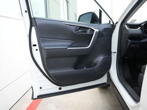 Used 2019 Toyota RAV4 LE FWD image 17