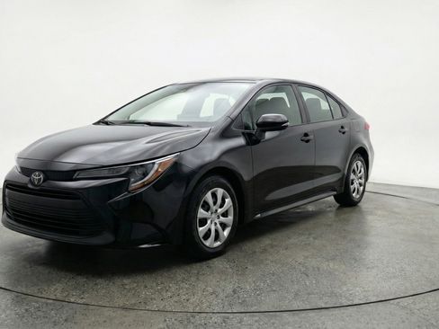 Used 2025 Toyota Corolla LE image 3
