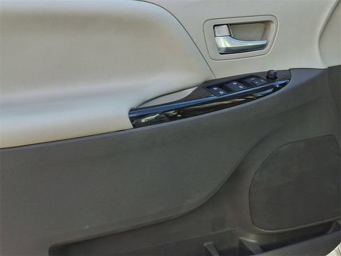 Used 2017 Toyota Sienna XLE Premium image 14