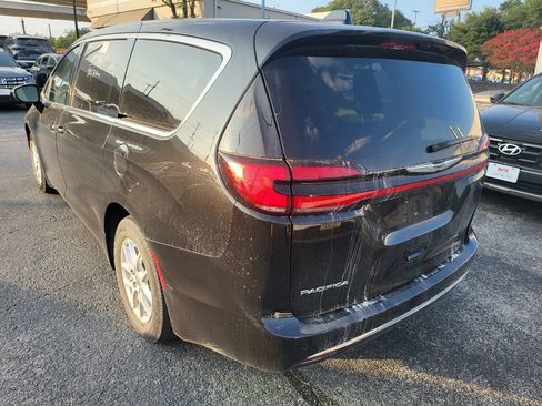 Used 2023 Chrysler Pacifica Touring-L FWD image 9