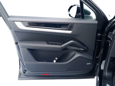 Used 2025 Porsche Cayenne S image 22