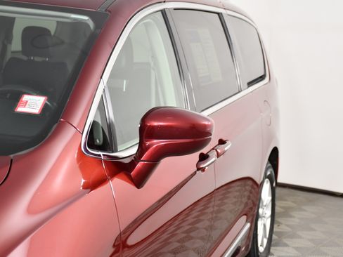 Used 2020 Chrysler Pacifica Touring-L FWD image 13