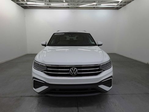 Used 2024 Volkswagen Tiguan SE w/ Panoramic Sunroof Package AWD/4WD image 2