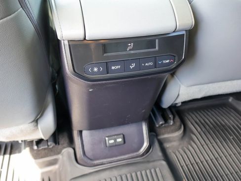 Used 2024 Toyota Highlander XLE AWD/4WD image 24
