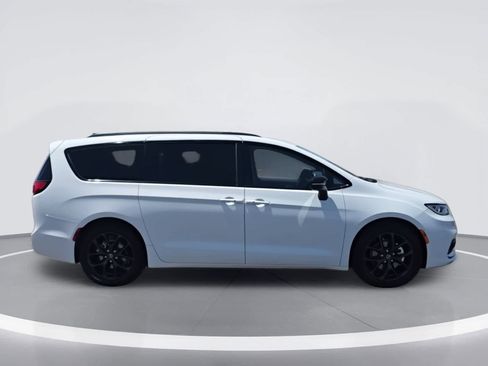Used 2025 Chrysler Pacifica Limited FWD image 9