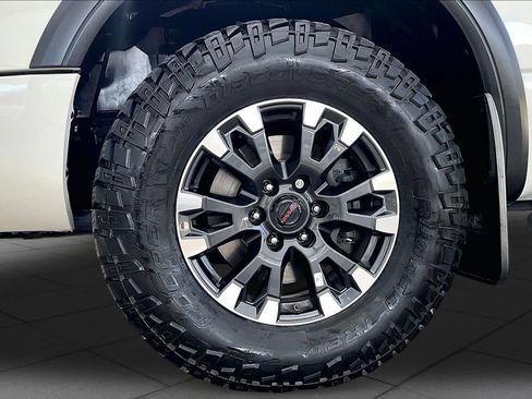 Used 2021 Nissan Titan PRO-4X w/ Pro-4x Convenience Package AWD/4WD image 11