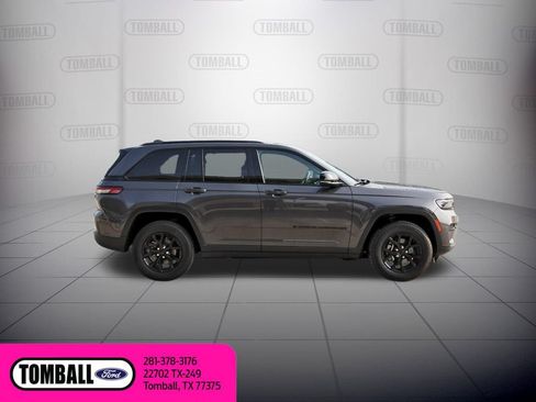 Used 2025 Jeep Grand Cherokee Altitude RWD image 9