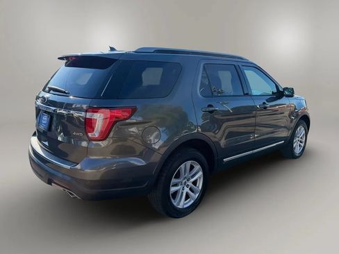 Used 2018 Ford Explorer XLT w/ Equipment Group 202A AWD/4WD image 11