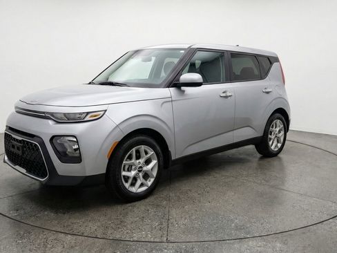 Used 2025 Kia Soul LX w/ LX Technology Package FWD image 3