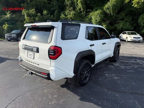 Used 2025 Toyota 4Runner SR5 AWD/4WD image 8