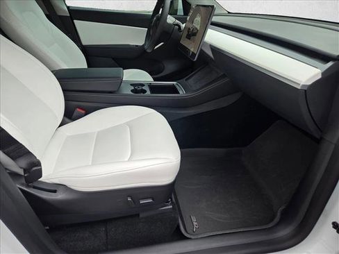 Used 2022 Tesla Model Y Long Range image 18