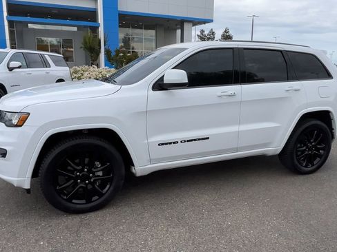 Used 2018 Jeep Grand Cherokee Altitude AWD/4WD image 3